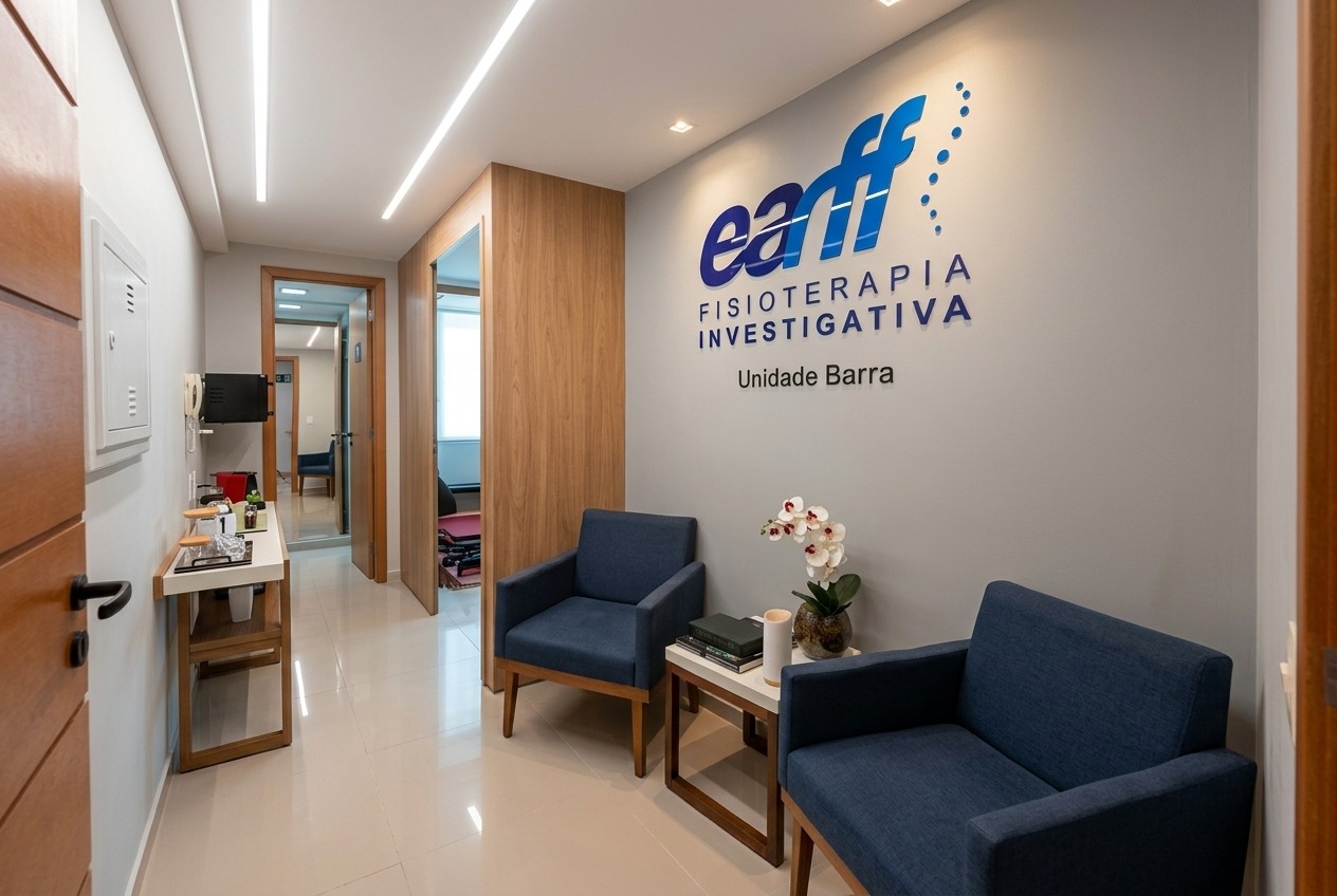 Recepção da unidade EARFF Barra com corredor de acesso, poltronas estofadas azul-marinho, mesa de apoio com orquídea branca, parede cinza com logo EARFF Fisioterapia Investigativa em azul e texto Unidade Barra, piso de porcelanato claro, portas de madeira, iluminação embutida no teto, ambiente clínico moderno e sofisticado, fotografia profissional realista